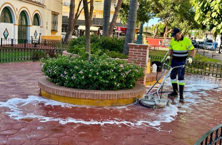 Fuengirola City Council intensifies cleaning work in the environment of educational centers for the start of the course