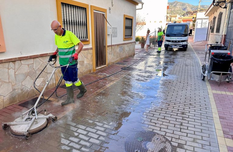 The Fuengirola City Council launches an intensive cleaning plan with album in the neighborhoods and areas of greater influx