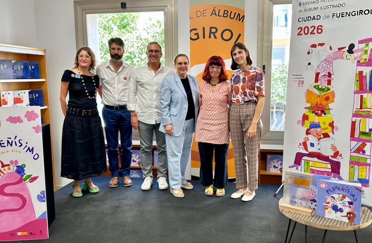 Mayor Ana Mula presents the IV International Illustrated Album Award ‘Ciudad de Fuengirola’ to Mireia Aleu i Barangé