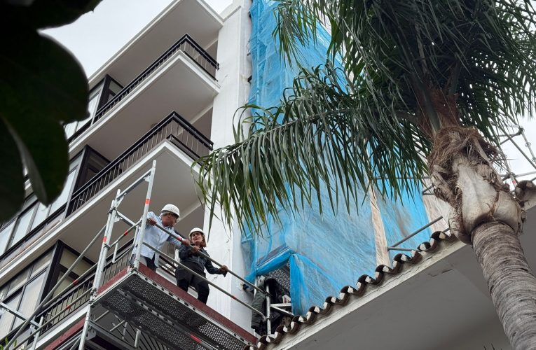 Fuengirola promotes the conservation of two emblematic murals from the city’s Open Museum