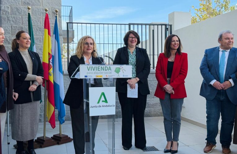 The mayor of Fuengirola and the Minister of Development deliver fifteen new Municipal Support Housing in Los Pacos