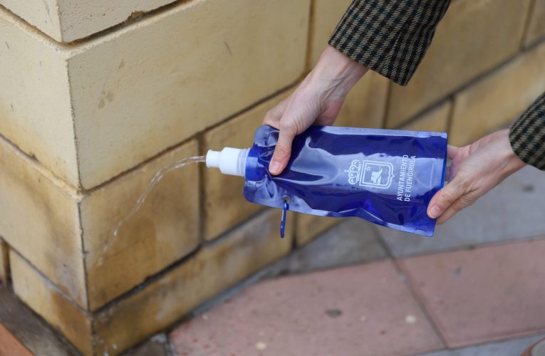 The Fuengirola City Council will make the use of small bottles mandatory to dilute canine urine on public roads