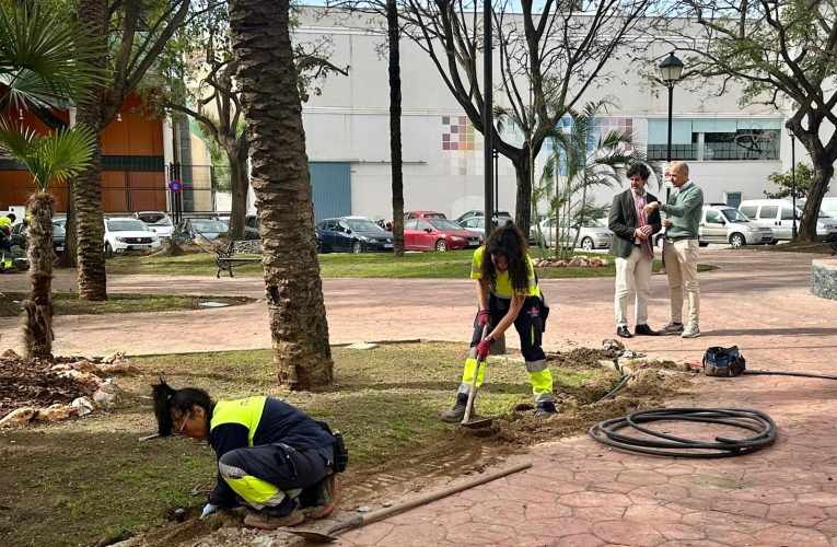 Fuengirola City Council improves Las Palmeras park with new green areas and renovation of street furniture