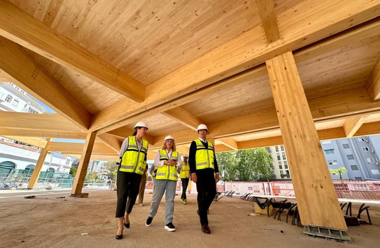 The Fuengirola City Council advances the works of the New Mercacentro with the assembly of the wooden structure