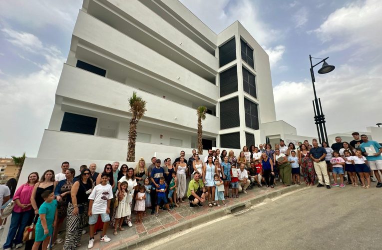 The mayor of Fuengirola and the Housing Minister deliver 24 new Municipal Support Housing in Carvajal